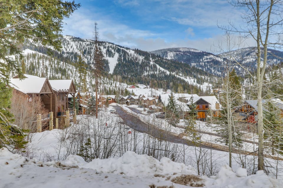 Surrounding Neighborhood | Mountain & Resort Views
