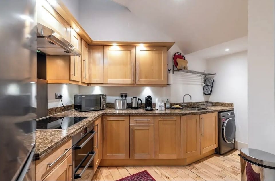 Full Kithcen with washing machine & Dish Washer. 