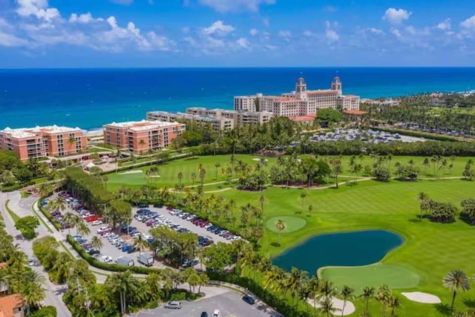 Bird's eye view, we are just one block away from the beach