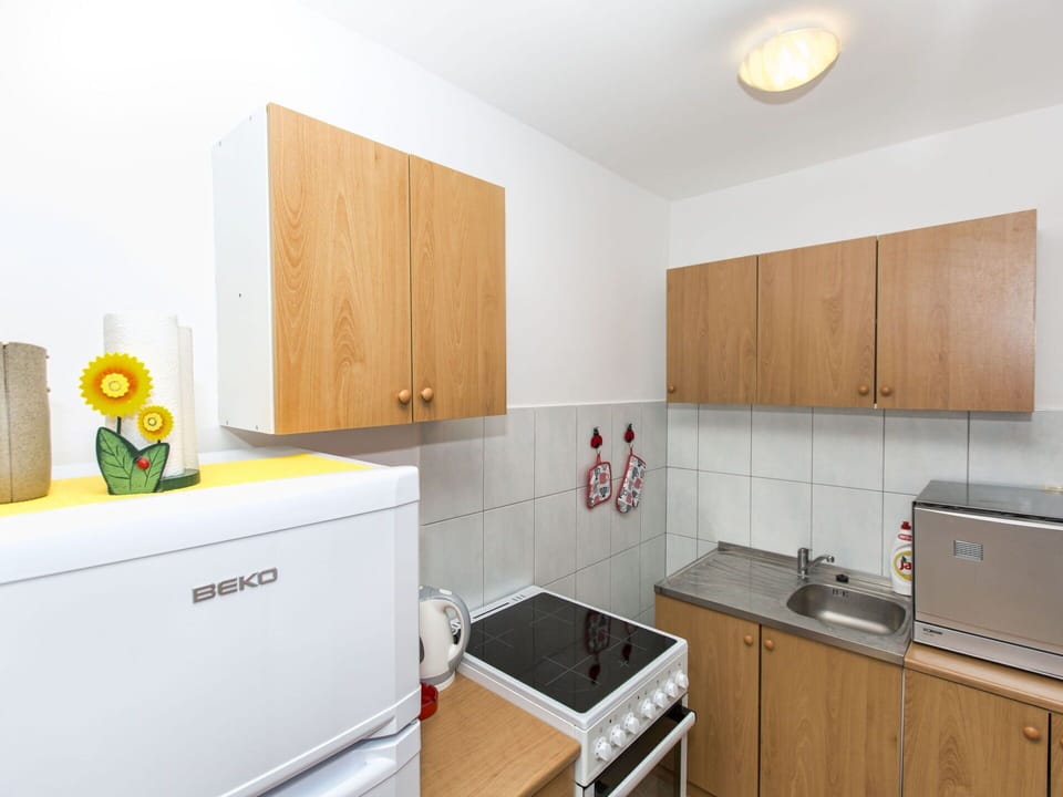 Cabinetry, Kitchen Sink, Property, Sink, Countertop, Kitchen Appliance, Kitchen Stove, Lighting, Interior Design, Kitchen