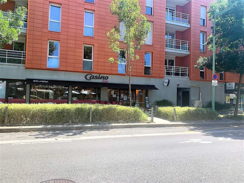 Supermarket Casino at 3 minutes walking distanceOpening hoursFriday 07:30 - 19:30Saturday 07:30 - 19:30Sunday ClosedMonday 07:30 - 19:30Tuesday 07:30 - 19:30Wednesday 07:30 - 19:30Thursday 07:30 - 19:30