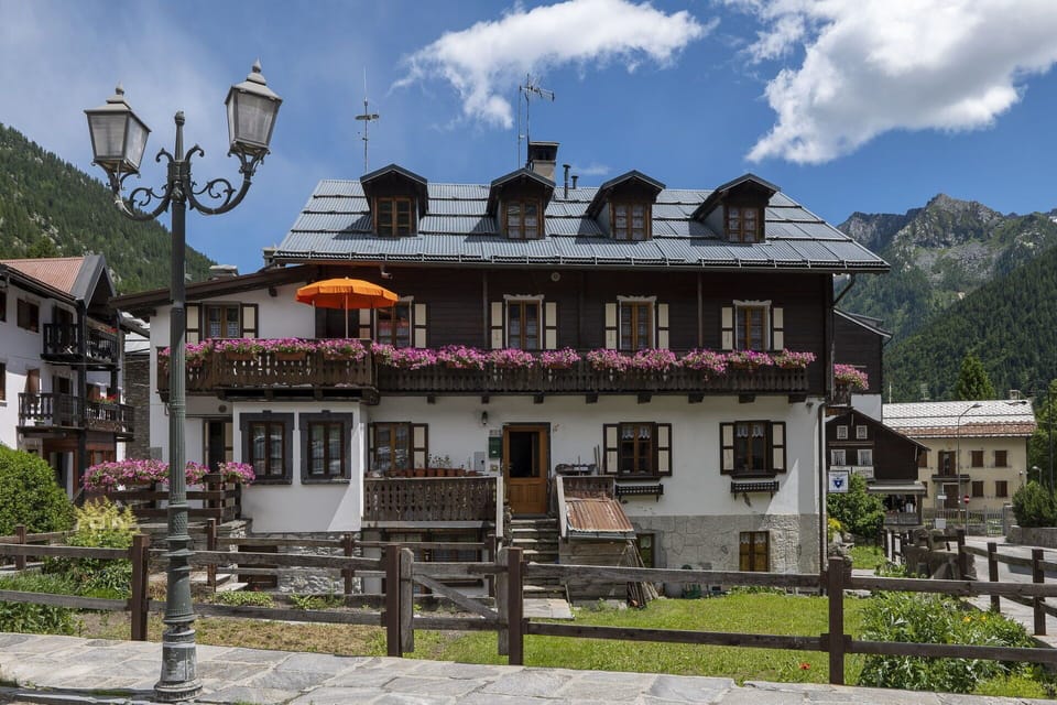Cloud, Sky, Plant, Building, Window, House, Architecture, Street Light, Tree, Residential Area
