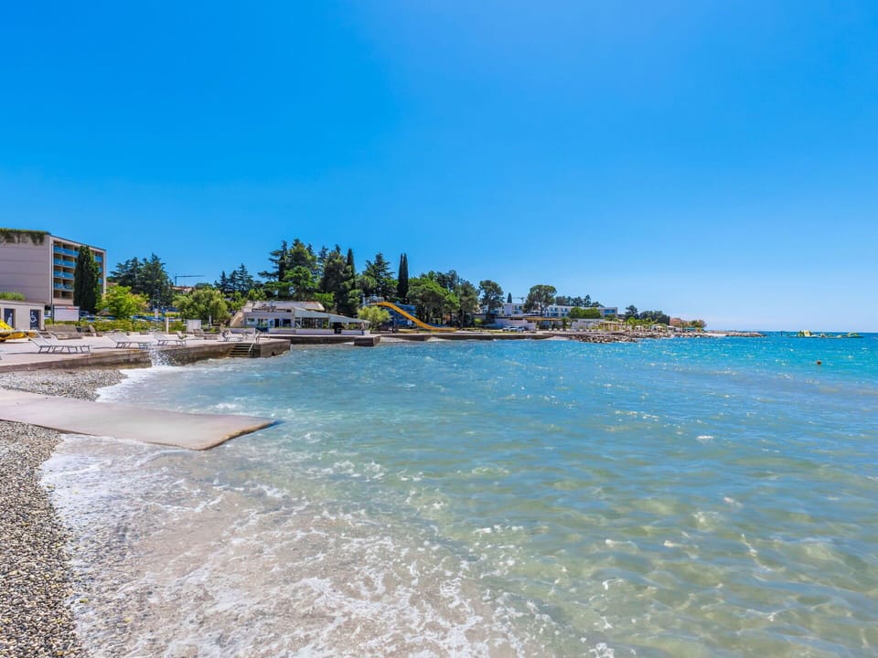Water, Sky, Azure, Tree, Coastal And Oceanic Landforms, Beach, Wind Wave, Horizon, Landscape