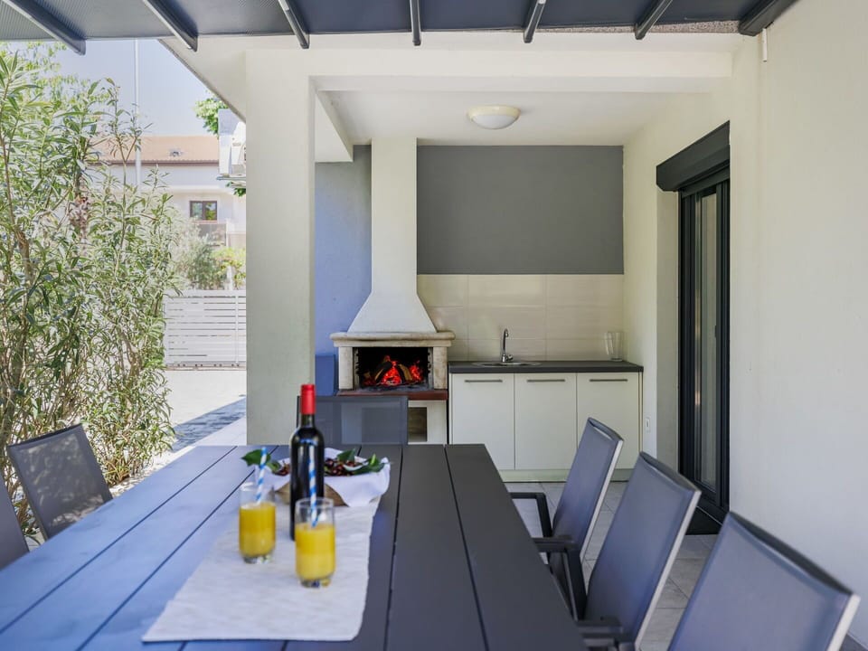 Table, Furniture, Building, Chair, Wood, Interior Design, Bottle, Floor, Flooring, Condominium