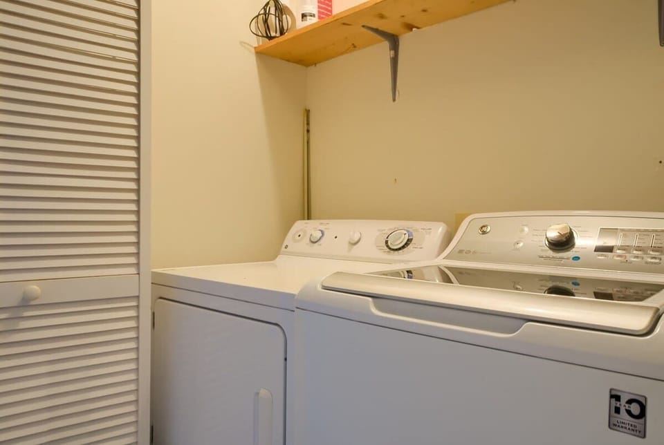 Laundry Closet with Washer Dryer