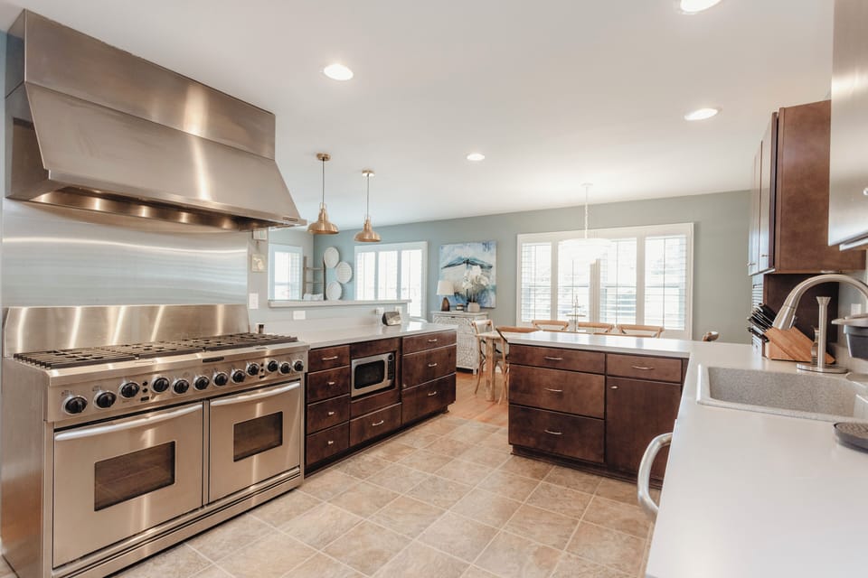 Fully-equipped kitchen with double ovens