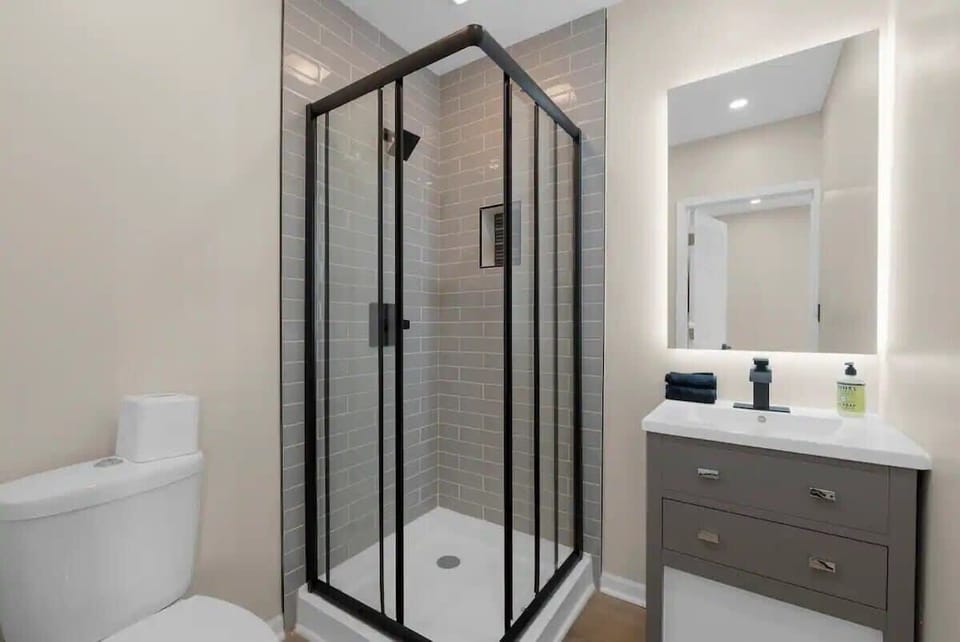 Ensuite bathroom to King Bedroom