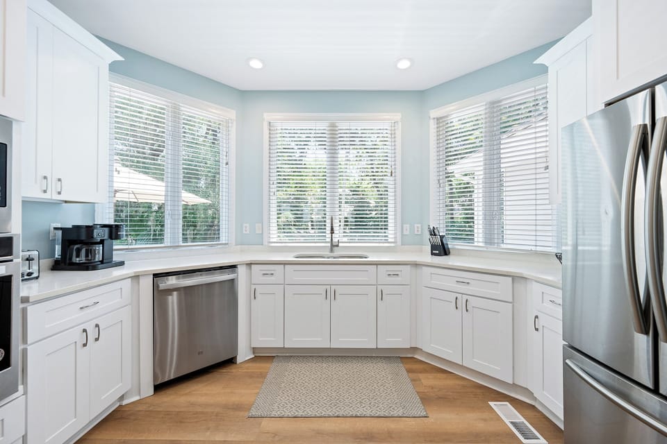 3 Cartgate | Modern kitchen w/ updated appliances - 3 Cartgate | Modern kitchen w/ updated appliances