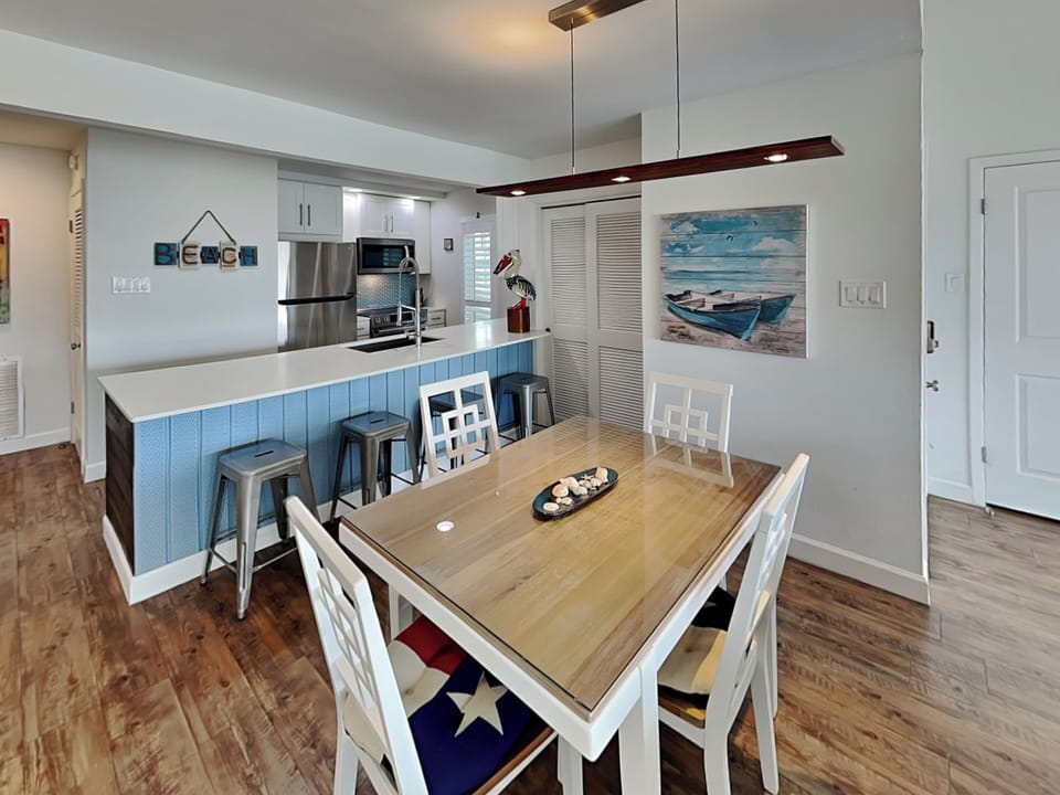 Dining Area - Seating For 4