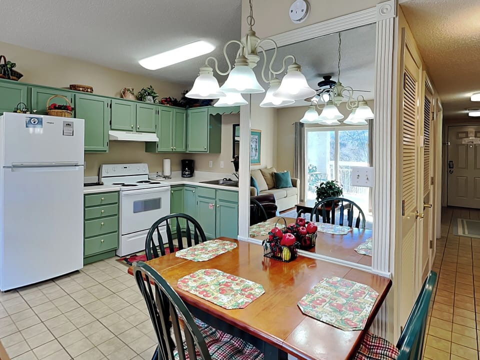 Kitchen & Dining