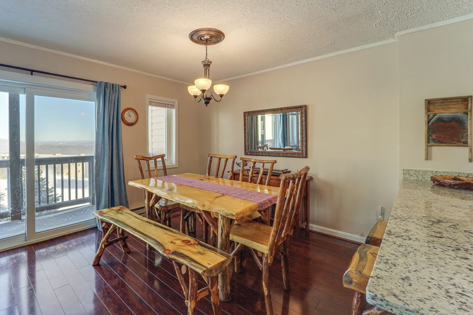 Dining Area | Dishware/Flatware Provided