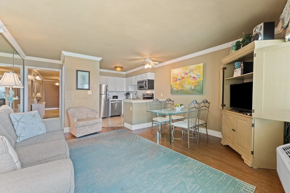 Dining/Kitchen Area