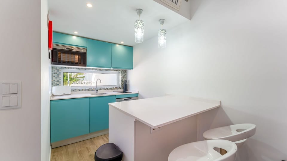 You can cook homemade meals in this kitchenette with light and a view to the patio
#kitchenette #meals #cook #algarve #portugal