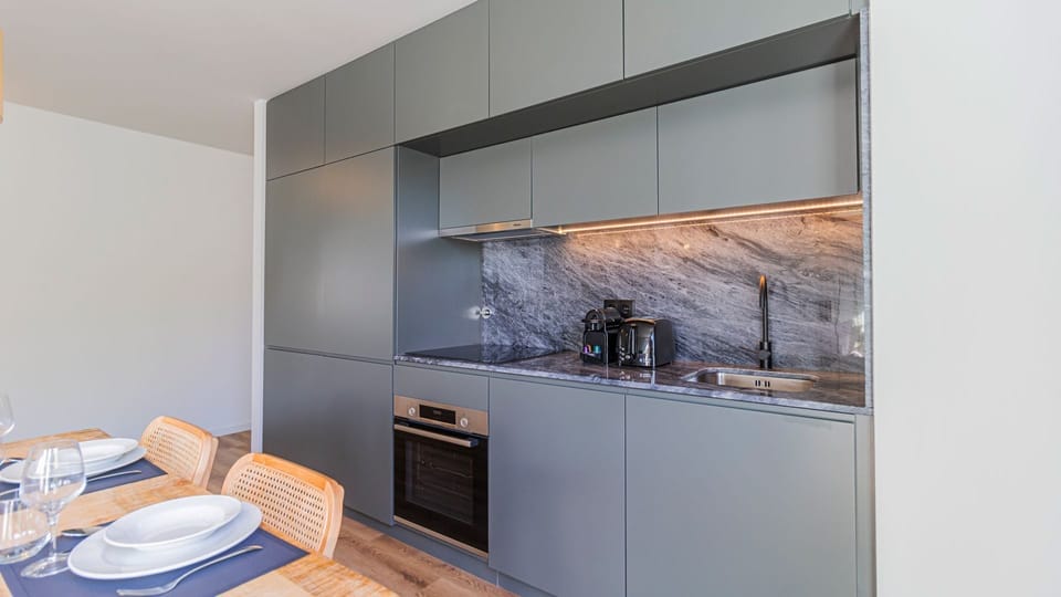 Prepare delicious meals in the compact yet well-equipped kitchenette, with modern appliances and utensils to inspire your culinary creations. #modern #quality