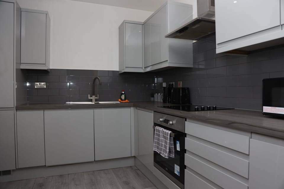 Fully equipped kitchen with hob, oven, dishwasher, washer/dryer and cutlery