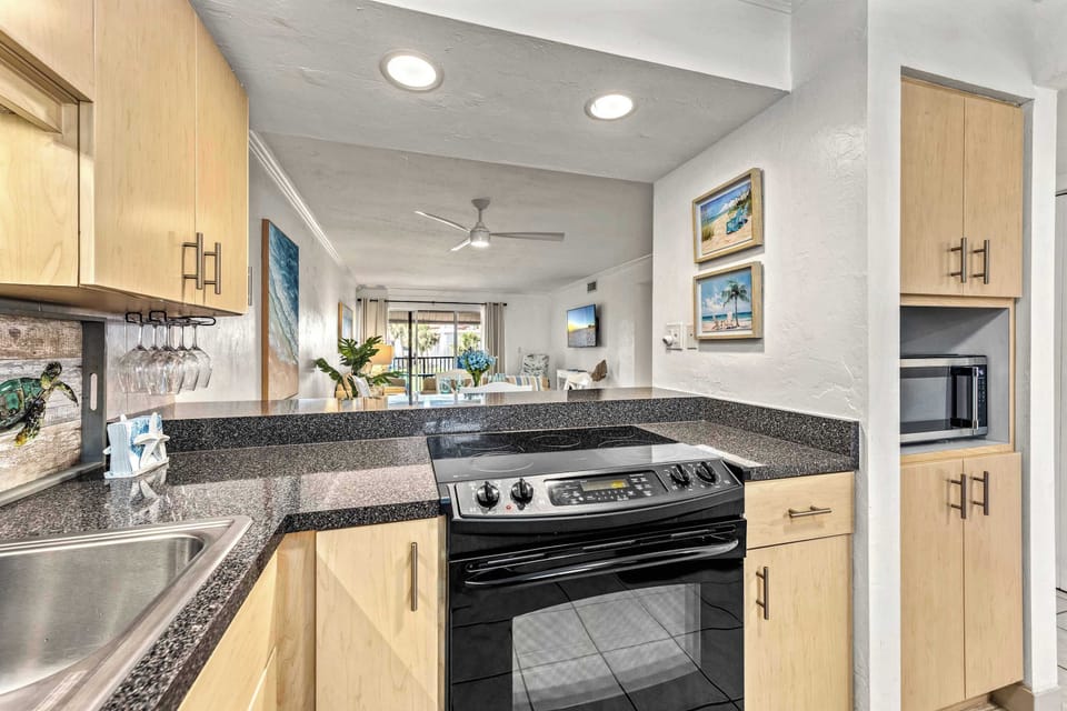 Fully Stocked Kitchen – Dine In or Pack a Beach Picnic