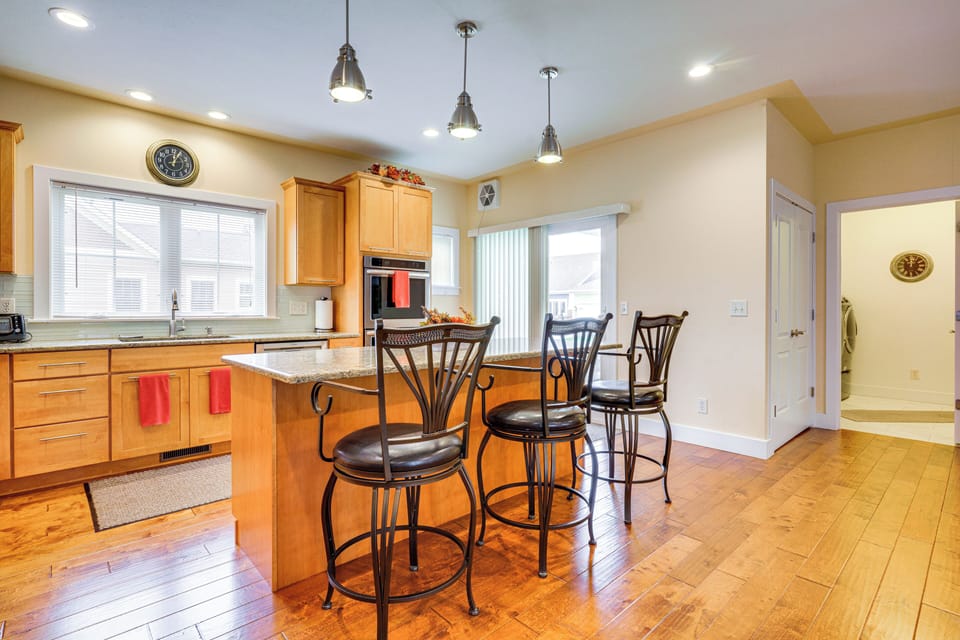 Kitchen | Cooking Basics | Keurig/Drip Coffee Maker | Main Level