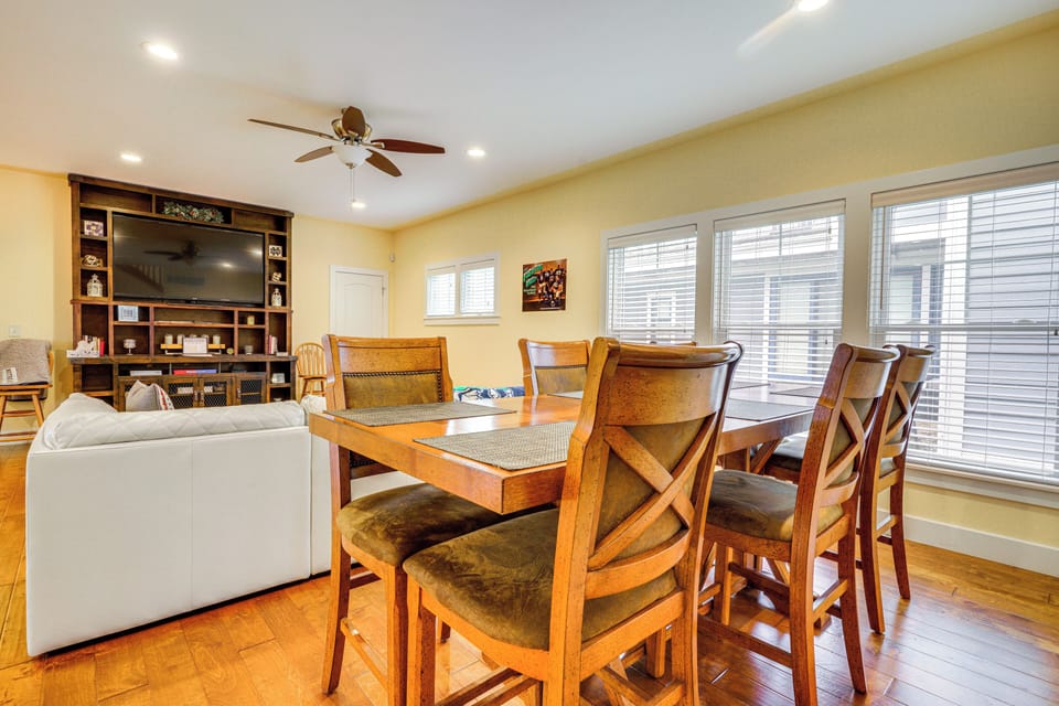 Dining Area | Dishware/Flatware Provided | Main Level