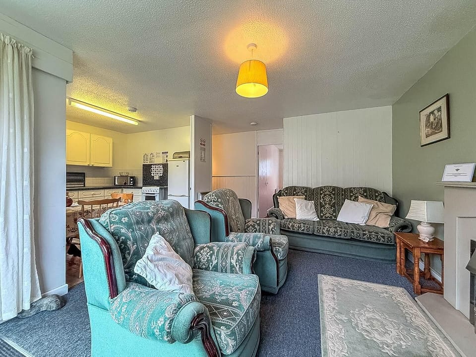 The living area offers the ideal space to recharge your batteries after a day of exploring the coastal landscape of St Agnes, Cornwall and create cherished holiday memories.