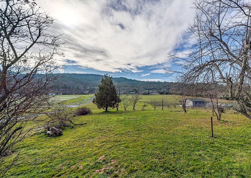 Backyard Views of Southern Oregon Countryside!