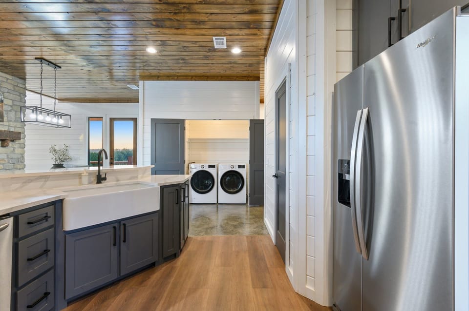 There is a washer and dryer on the main level!