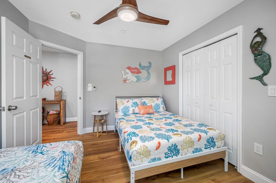Guest bedroom with Ceiling fan & smart TV