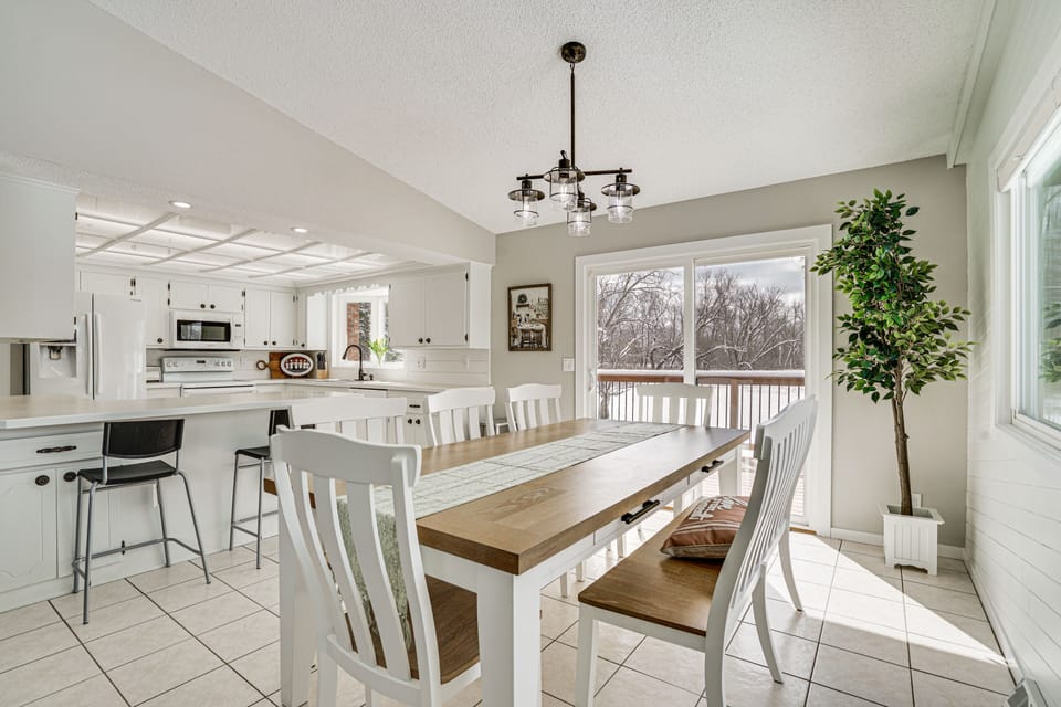 Kitchen | Main Level | Dining Table