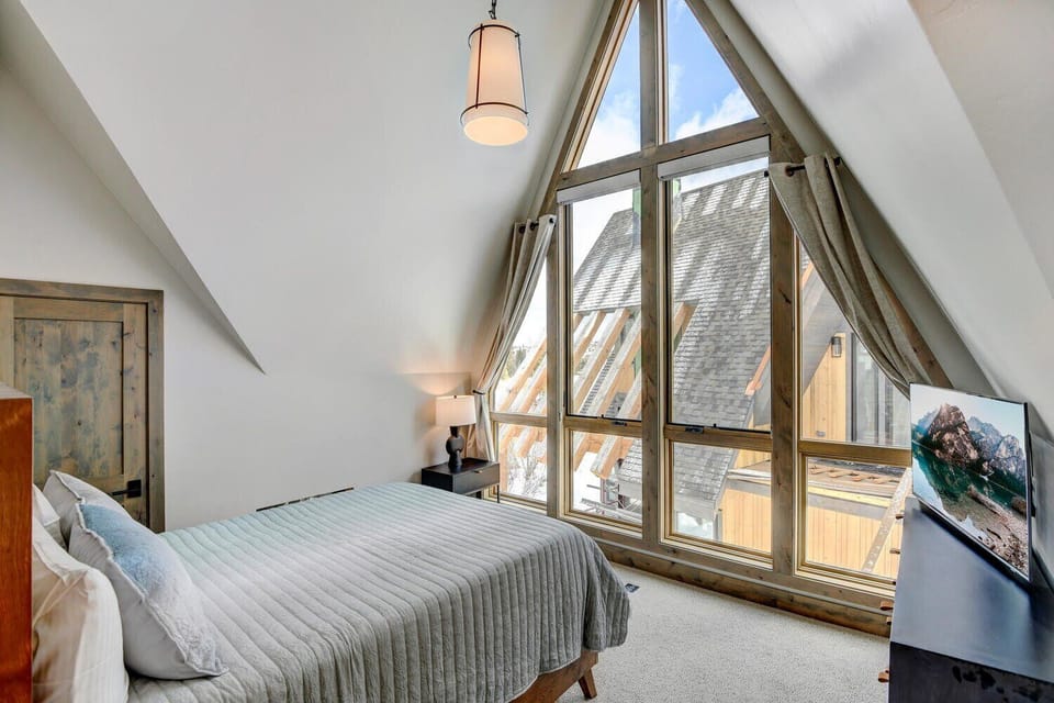 Upstairs Queen Guestroom