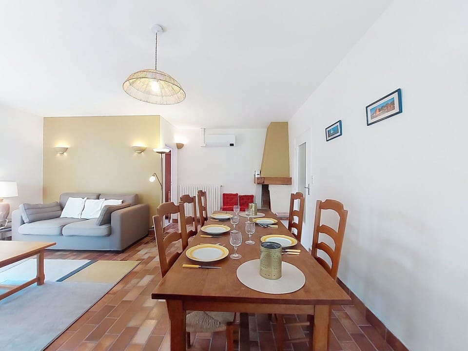 Flooring, Interior Design, Furniture, Floor, Wood, Ceiling, Room, Lighting, Apartment, Wood Flooring