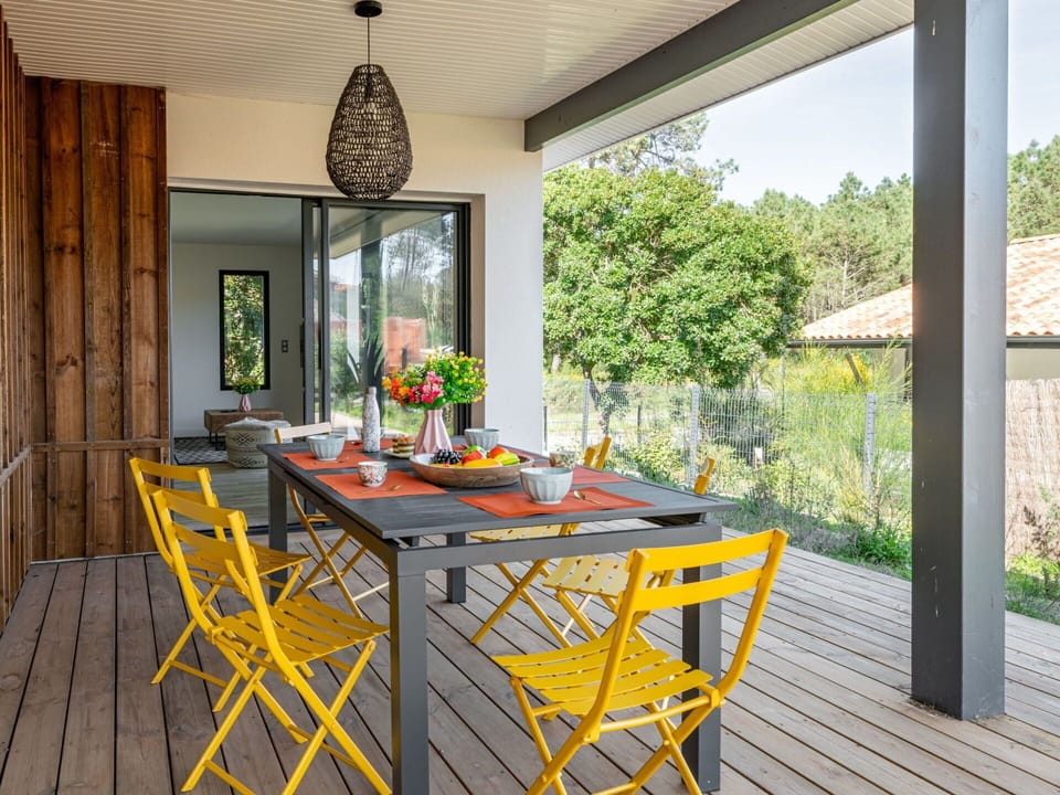 Table, Furniture, Plant, Window, Building, Chair, Wood, Interior Design, Lighting, Flooring