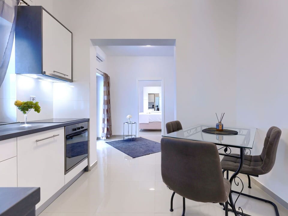 Furniture, Cabinetry, Building, Table, Interior Design, Houseplant, Comfort, Countertop, Wood, Tap