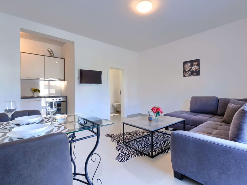 Property, Furniture, Table, Interior Design, Couch, Building, Wood, Comfort, Picture Frame, Flooring