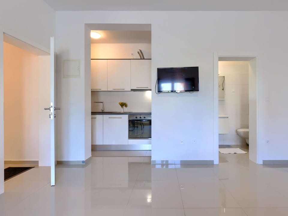 Property, Cabinetry, Building, Interior Design, Wood, Hall, Countertop, House, Floor, Wall
