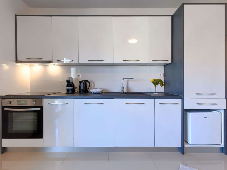 Cabinetry, Kitchen Sink, Sink, Countertop, Property, Kitchen Stove, Building, Kitchen Appliance, Kitchen, Home Appliance