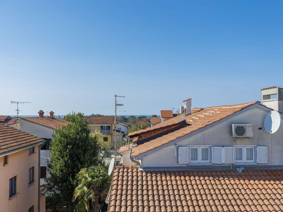 Sky, Window, Building, Daytime, House, Residential Area, Urban Design, Real Estate, Tree