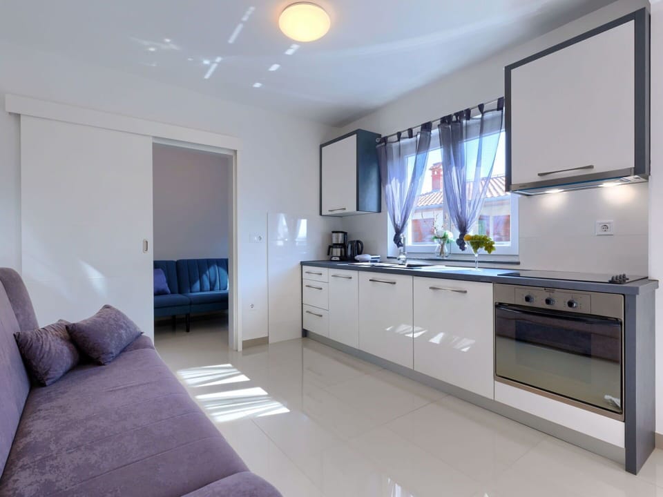 Cabinetry, Furniture, Countertop, Television, Comfort, Interior Design, Houseplant, Building, Table, Tap