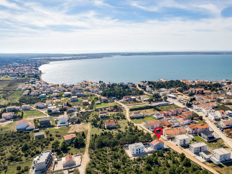 Water, Sky, Cloud, Building, Azure, Coastal And Oceanic Landforms, Urban Design, Horizon, House, Tree