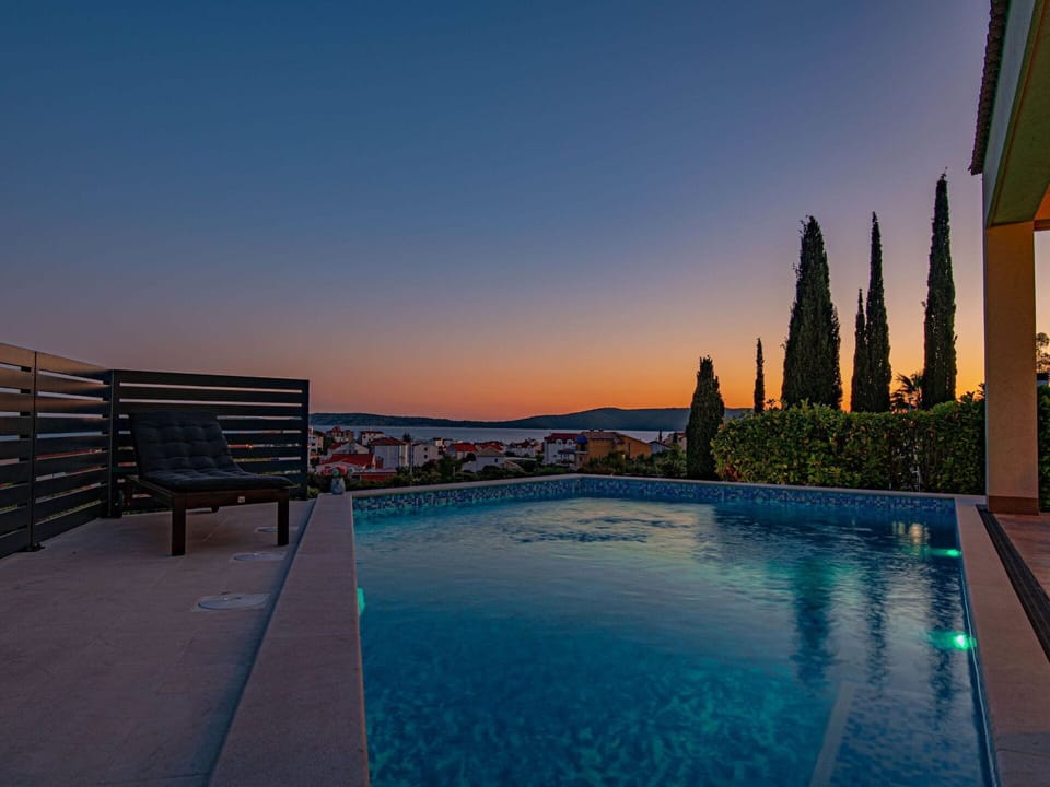 Water, Sky, Plant, Building, Swimming Pool, Azure, Tree, Window, Body Of Water, Leisure