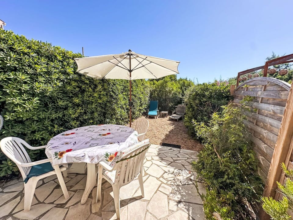 Shrub, Garden, Outdoor Furniture, Landscaping, Shade, Chair, Outdoor Table, Yard, Backyard, Houseplant