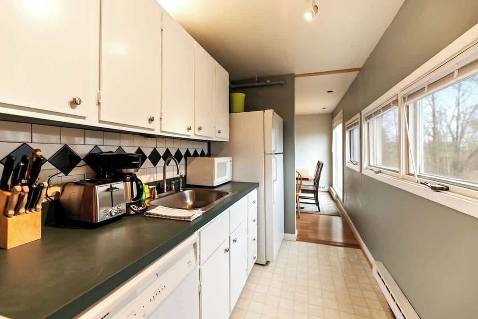 Our galley kitchen features a wide window that floods the space with natural light, alongside modern appliances ready to bring your recipes to life. 