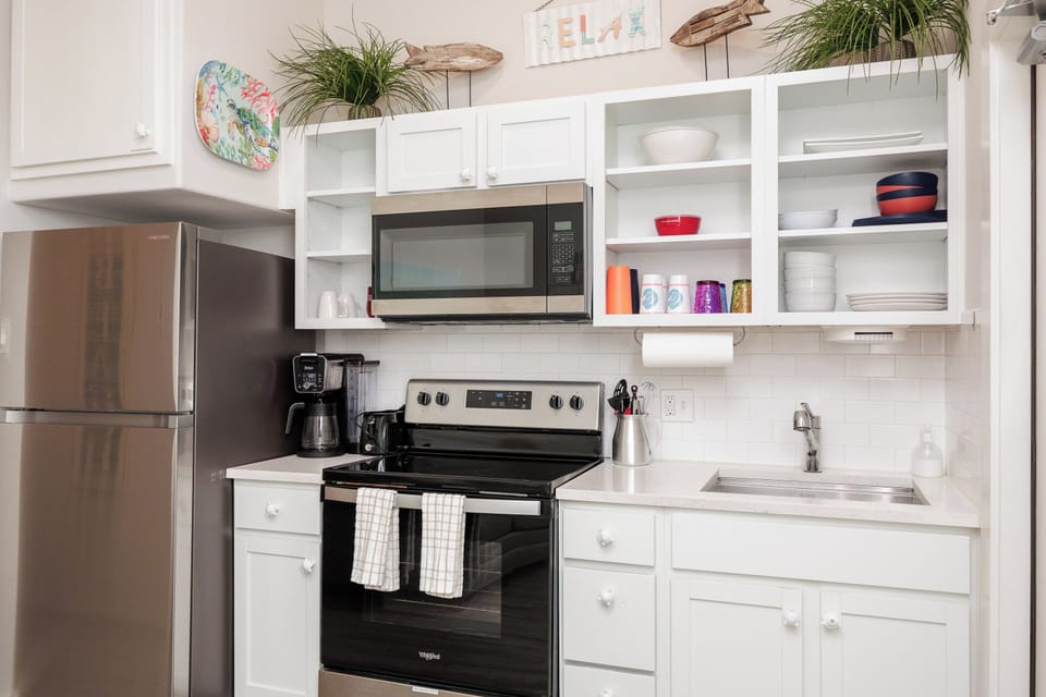 Fully equipped kitchen with stainless steel appliances and 12 cup coffee maker (no dishwasher)