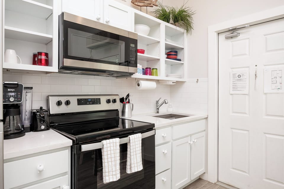 Fully equipped kitchen (no dishwasher)