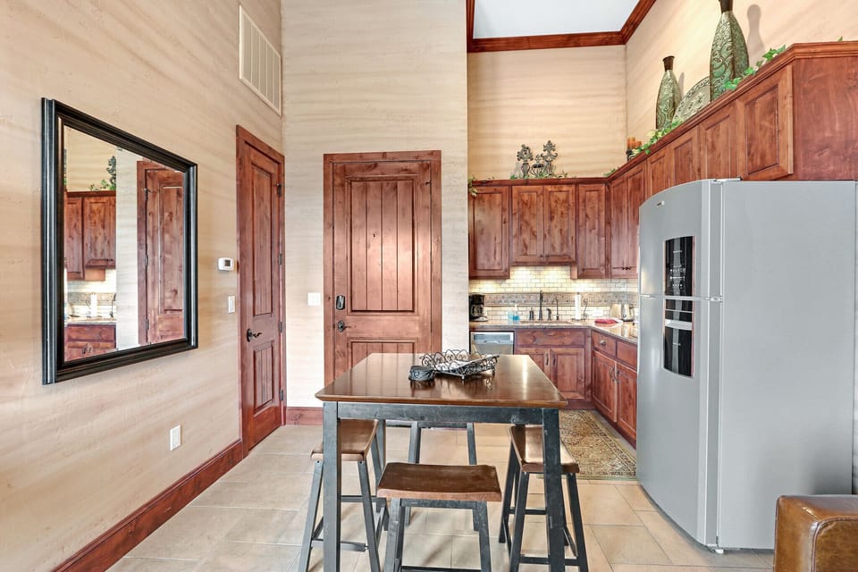 The suite has barstool seating