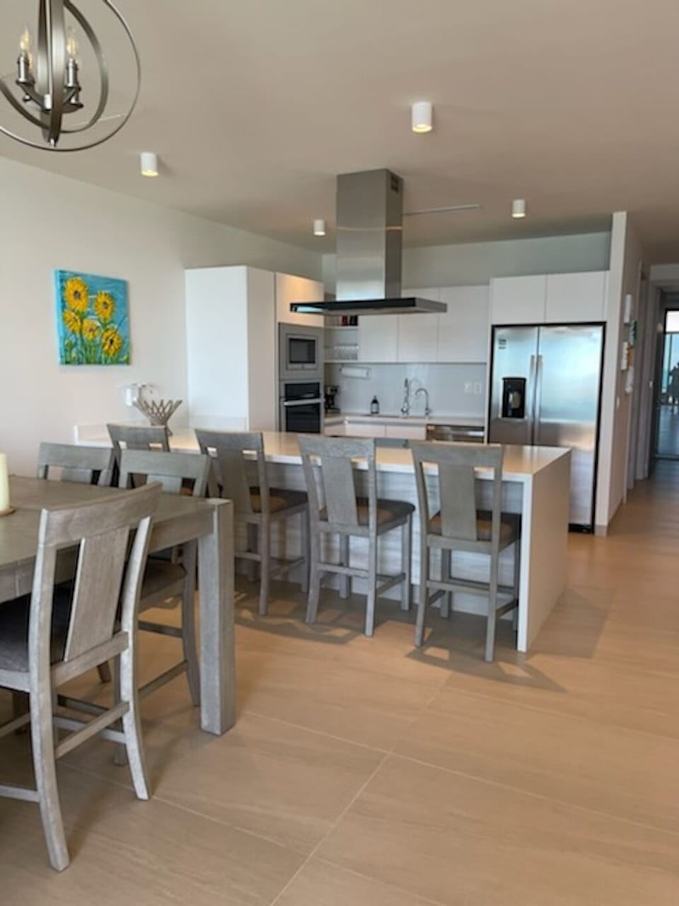 Sitting and dining area on kitchen island