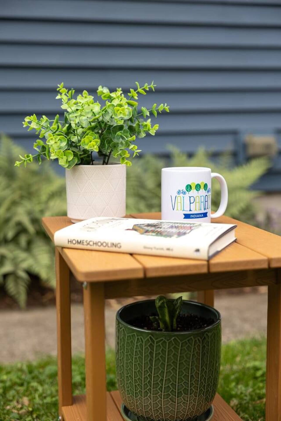 When you are relaxing on the hammock and need a place for your drink, phone, or book...we`ve got you covered! The perfect little hammock side table for all your essentials.