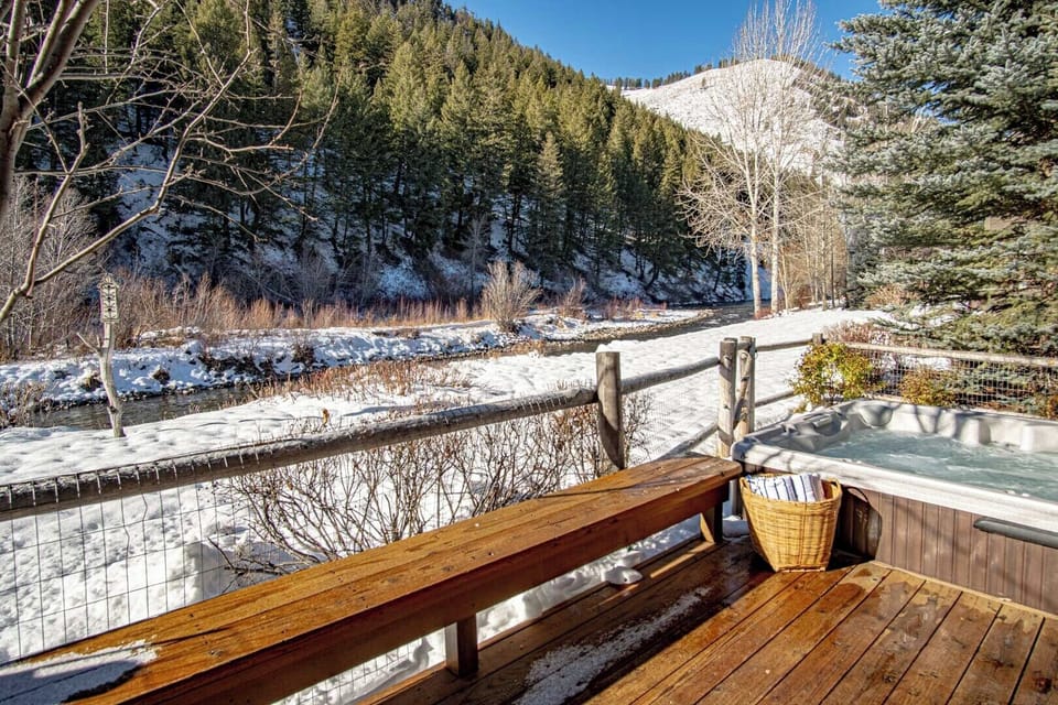 River House - 4BD 4.5BA Private riverfront hot tub with mountain views!