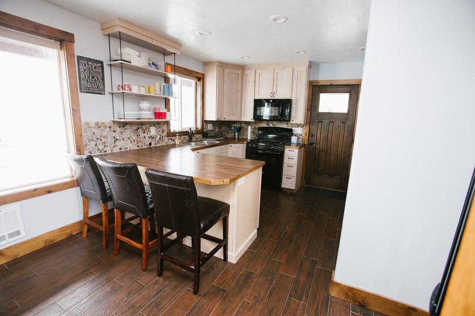 Kitchen (fridge, stove, oven, microwave, pantry, washer and dryer-NO dishwasher)