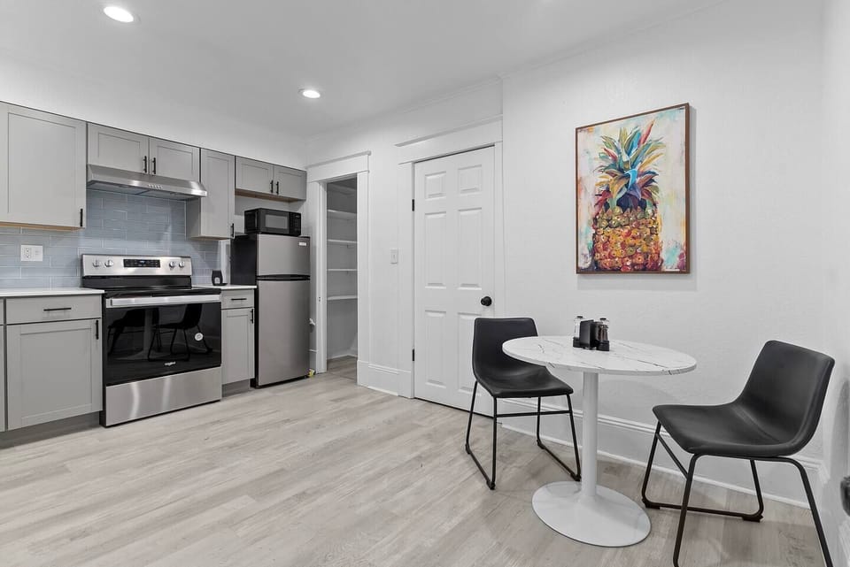 Equipped kitchen and dining table