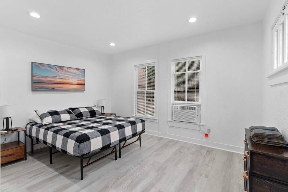 This bedroom offers a quiet and relaxing atmosphere, with a simple and modern decor. 