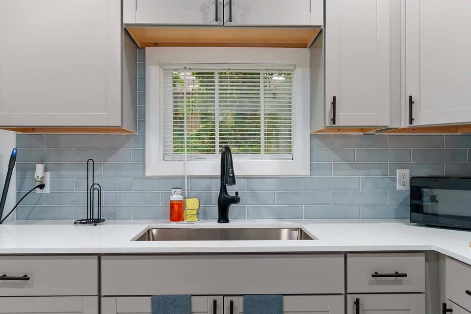 kitchen equipped with cabinets in neutral tones that provide a clean and sophisticated ambiance.